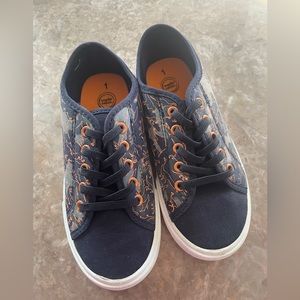 ✨ Wonder-Nation Dinosaur Print Sneakers Youth Size 1✨